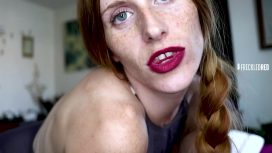 Femeie matura cu sanii mici sta dezbracata la webcam