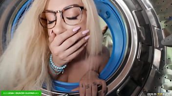 Sex cu capul in masina de spalat face blonda cu funduletul mic