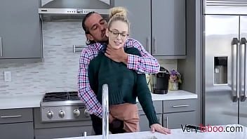 Frumoasa blonda ochelarista o suge perfect si doreste fututa cat mai intens