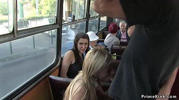 Suge pula intr-un autobuz aceasta curva si adora sexul in public
