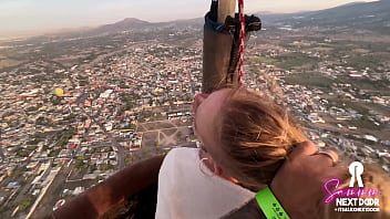 Sex intr-un balon deasupra Pamantului face cu o tarfa super perversa si excitata
