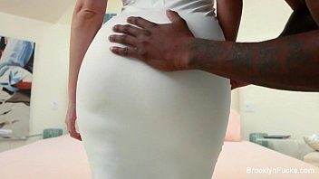 Are curul mare aceasta blonda tatoasa si doreste fututa de un negru dotat