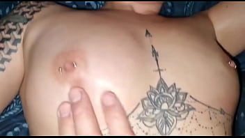 Are piercinguri in sfarcuri si face sex de senzatie aceasta bruneta