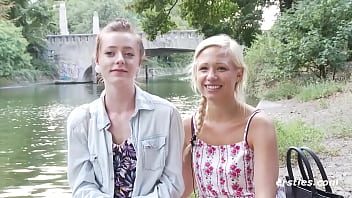 Doua blonde ce isi ling sfarcurile la cabina de proba