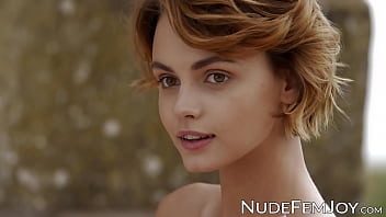 Fata tanara sexy si finuta la pizda ce se mangaie incet