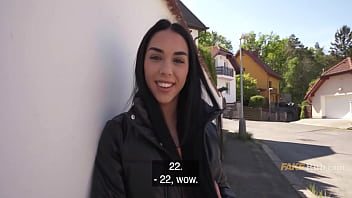 La 22 de ani suge pula si se fute spectaculos bruneta