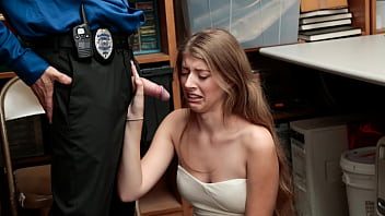 Trebuie sa suga pula si sa faca sex cu un paznic de magazin pentru bani aceasta tipa