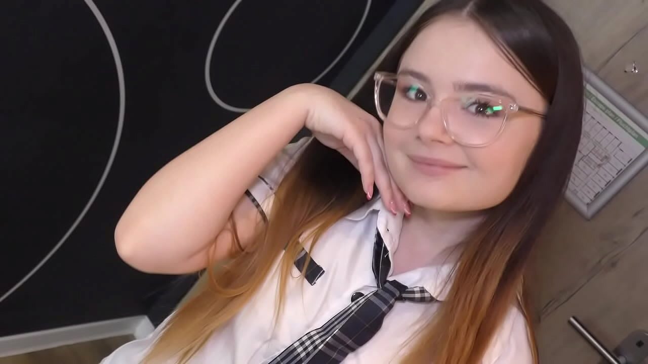 Fata inocenta cu fundul moale dornica de pula tare in ea