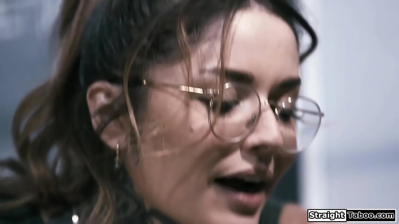 Ochelarista doreste linsa intre picioare si fututa tare in pizda