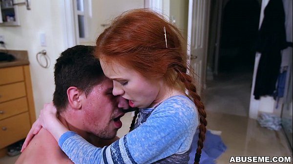 Roscata mica de statura doreste o partida de sex intensa cu barbatul ei pervers