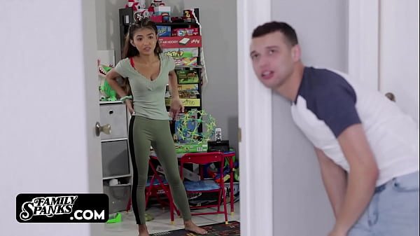 Anorexica slaba si tanara ce suge pula si isi doreste sex tare