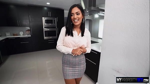 Bruneta cu fundul sexy fututa in pozitii interesante in bucatarie pe gresie