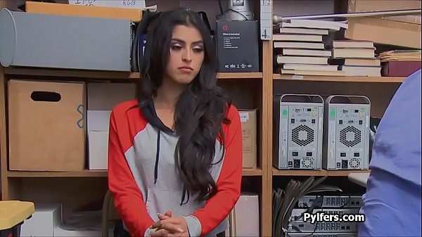 Ii maseaza sanii si pizda si ii baga toata pula in ea