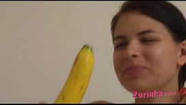 Bruneta adorabila se masturbeaza cu o banana