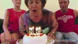 La aniversarea bunici de 67 de ani primeste cadou o pula mare