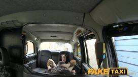 Pizda costumata in indianca face muie si face sex cu taximetristu