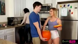 Face filme porno cu doua rusoaice bune rau de pula blonda in pantaloni scurti face laba